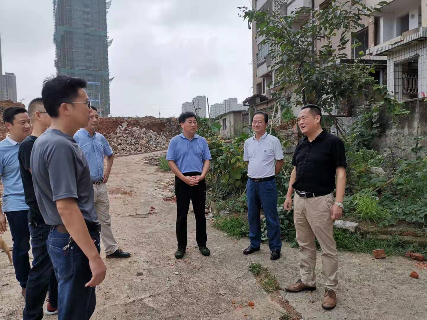 為加快方家沖、造紙廠和桂花園新安置區(qū)建設(shè)，2019年9月5日下，市城建集團(tuán)總經(jīng)理衛(wèi)民陪同市政府副秘書長劉陳寅深入項(xiàng)目建設(shè)現(xiàn)場，調(diào)度推進(jìn)安置區(qū)征遷工作.jpg